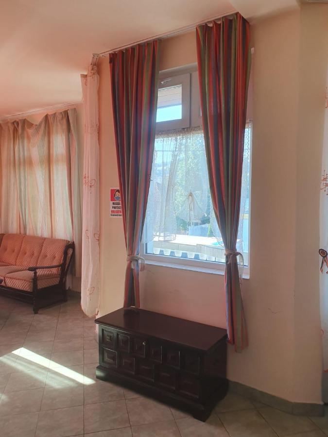 Relax Haus Hotel Hunedoara Exterior photo
